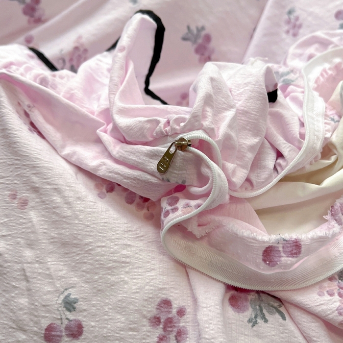 91家纺网 家纺一手货源 找家纺 繁花家居 2025新款学生季韩式云感针织棉大花边木耳边四件套 紫色葡萄