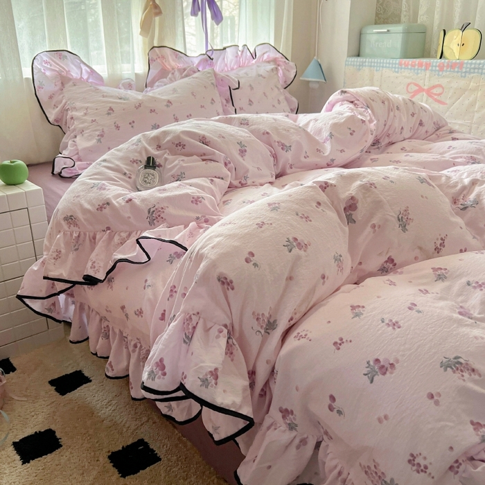 91家纺网 家纺一手货源 找家纺 繁花家居 2025新款学生季韩式云感针织棉大花边木耳边四件套 紫色葡萄