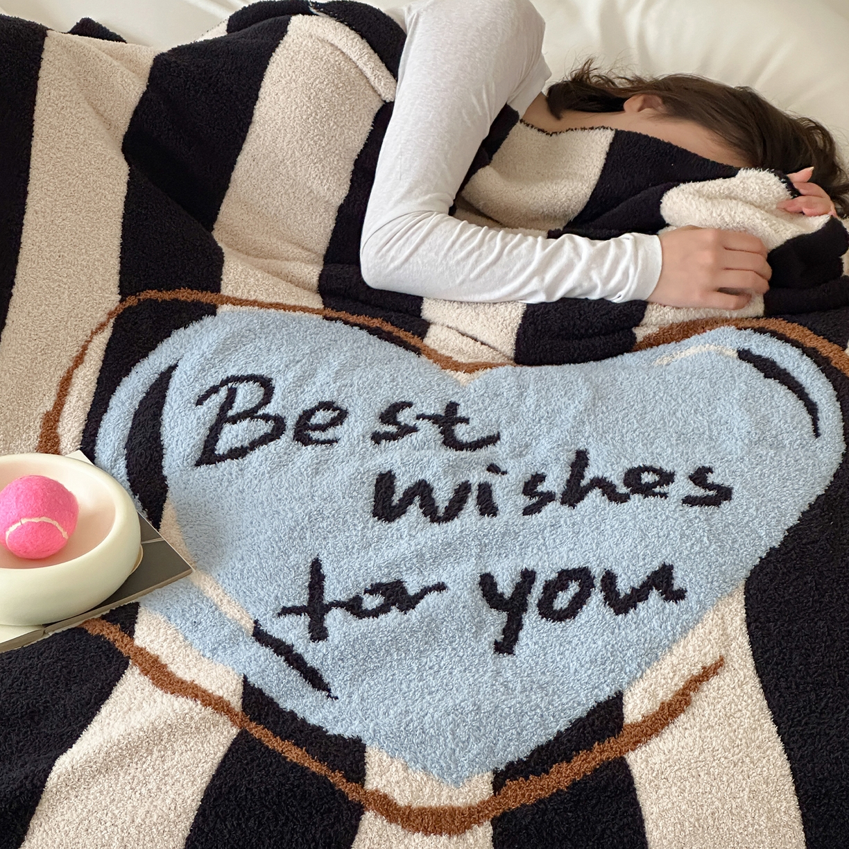 91家纺网 家纺一手货源 找家纺 RYB红黄兰 2025新款设计师原创多功能针织半边绒毛毯午休毯盖毯加厚毯子毛毯毯子 可露丽爱心