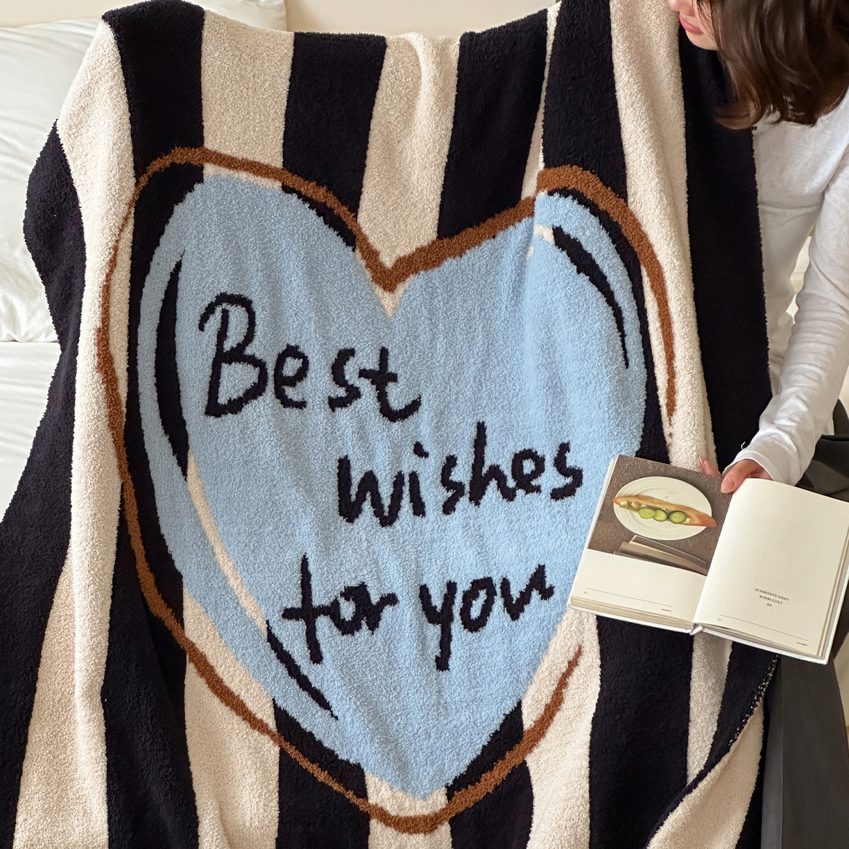 91家纺网 家纺一手货源 找家纺 RYB红黄兰 2025新款设计师原创多功能针织半边绒毛毯午休毯盖毯加厚毯子毛毯毯子 可露丽爱心