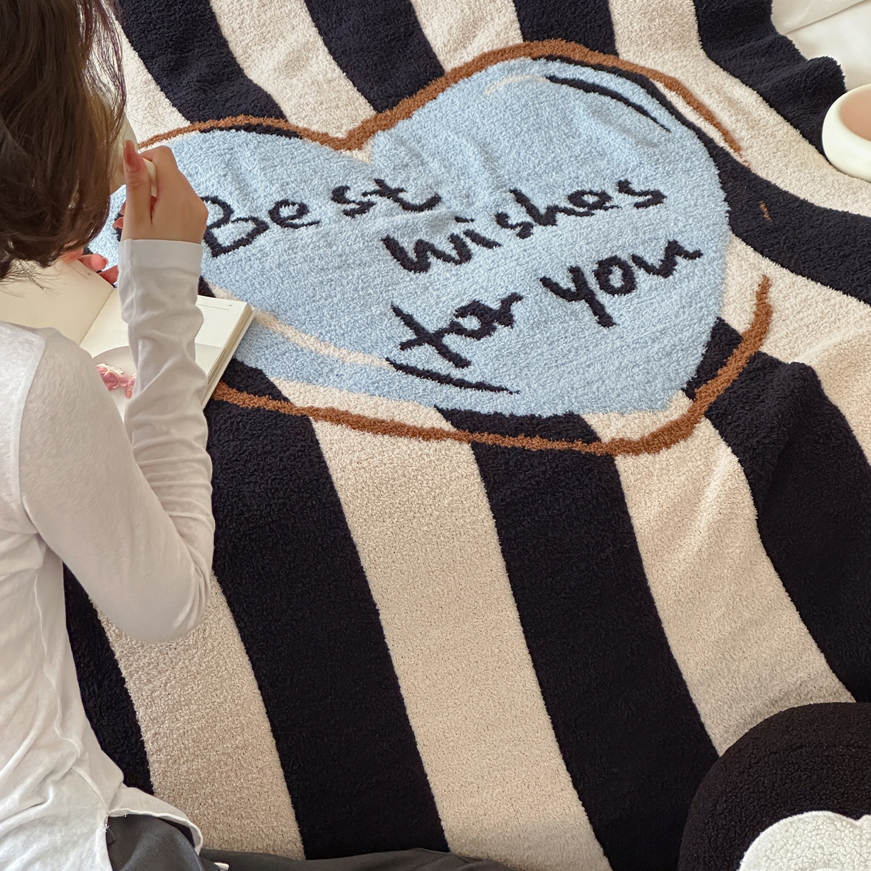 91家纺网 家纺一手货源 找家纺 RYB红黄兰 2025新款设计师原创多功能针织半边绒毛毯午休毯盖毯加厚毯子毛毯毯子 可露丽爱心