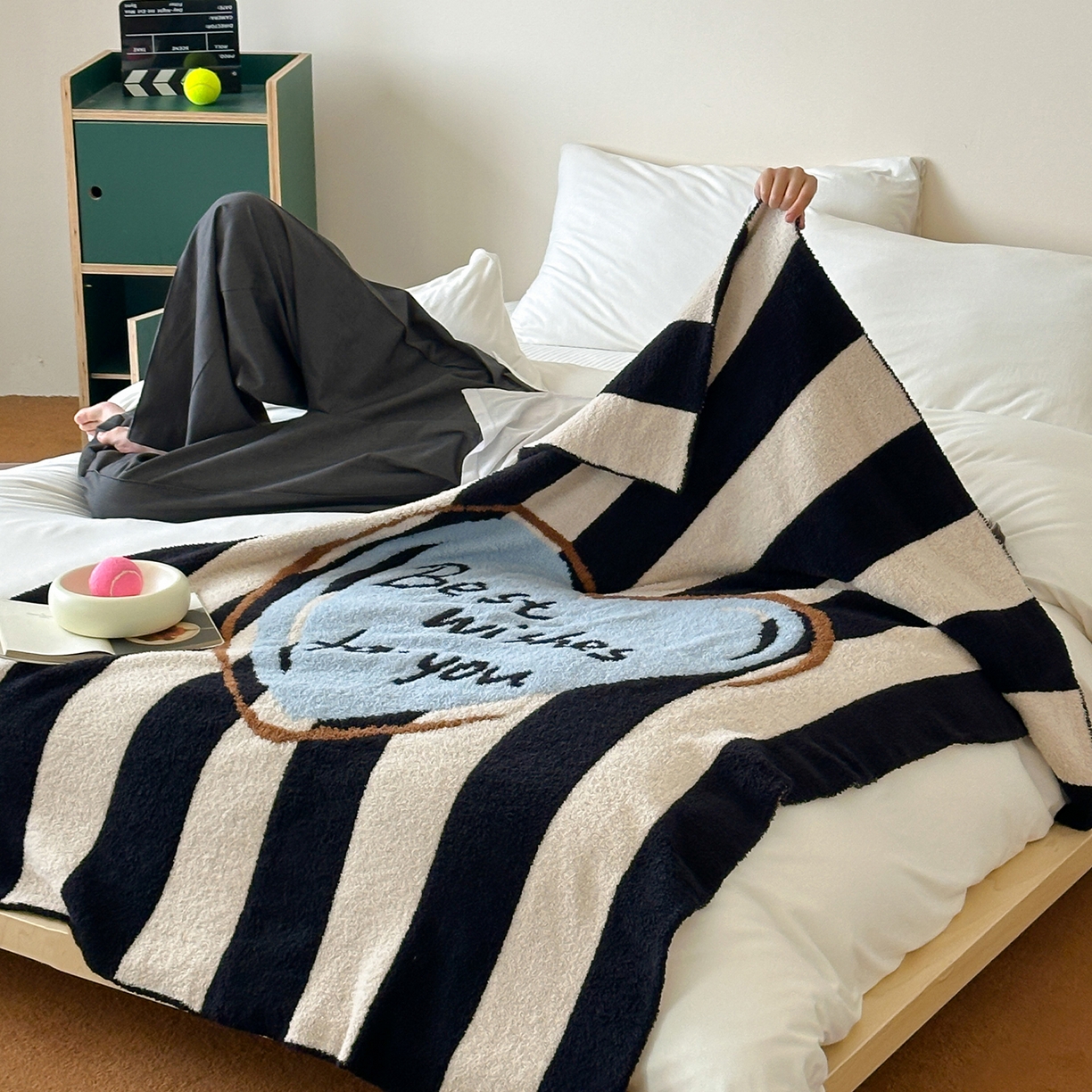 91家纺网 家纺一手货源 找家纺 RYB红黄兰 2025新款设计师原创多功能针织半边绒毛毯午休毯盖毯加厚毯子毛毯毯子 可露丽爱心