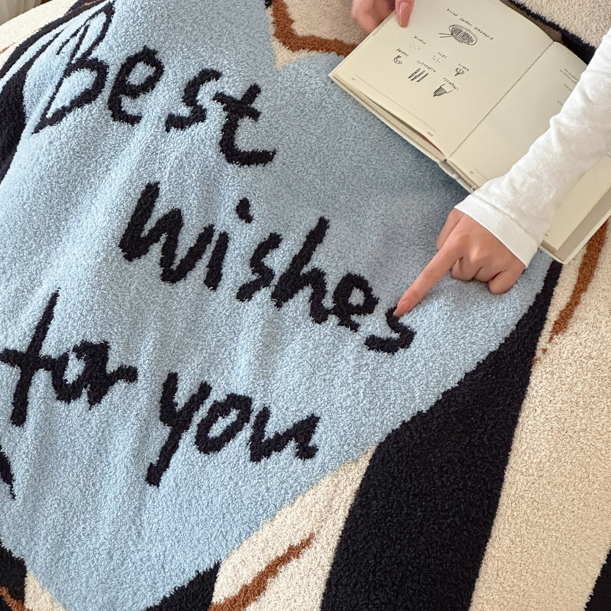 91家纺网 家纺一手货源 找家纺 RYB红黄兰 2025新款设计师原创多功能针织半边绒毛毯午休毯盖毯加厚毯子毛毯毯子 可露丽爱心