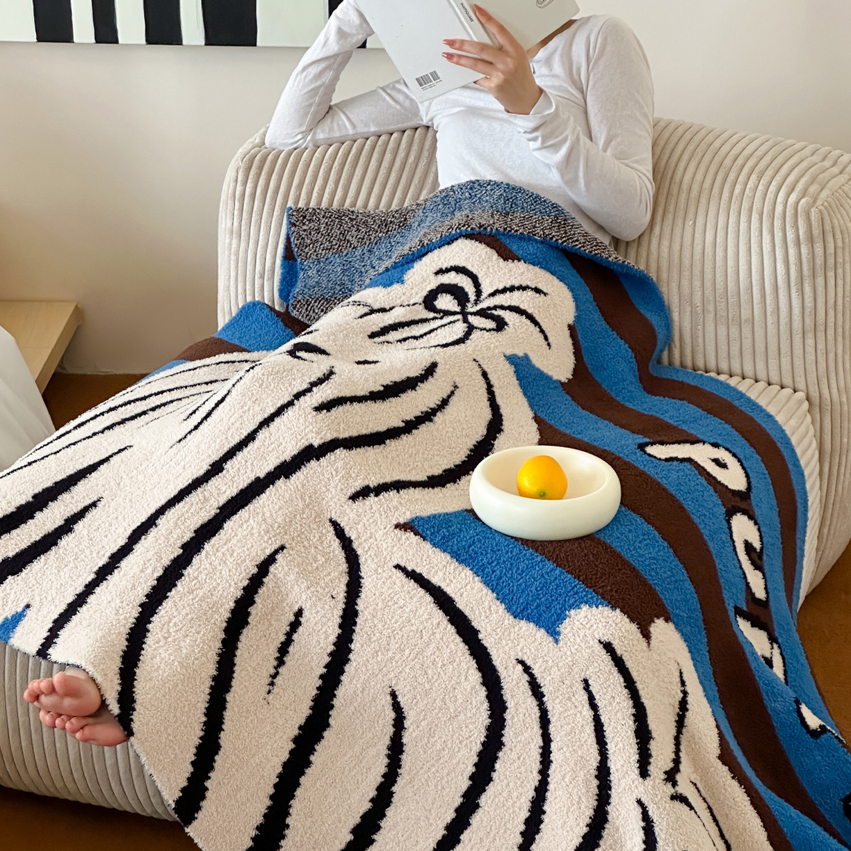 91家纺网 家纺一手货源 找家纺 RYB红黄兰 2025新款设计师原创多功能针织半边绒毛毯午休毯盖毯加厚毯子毛毯毯子 蓝条哈基米