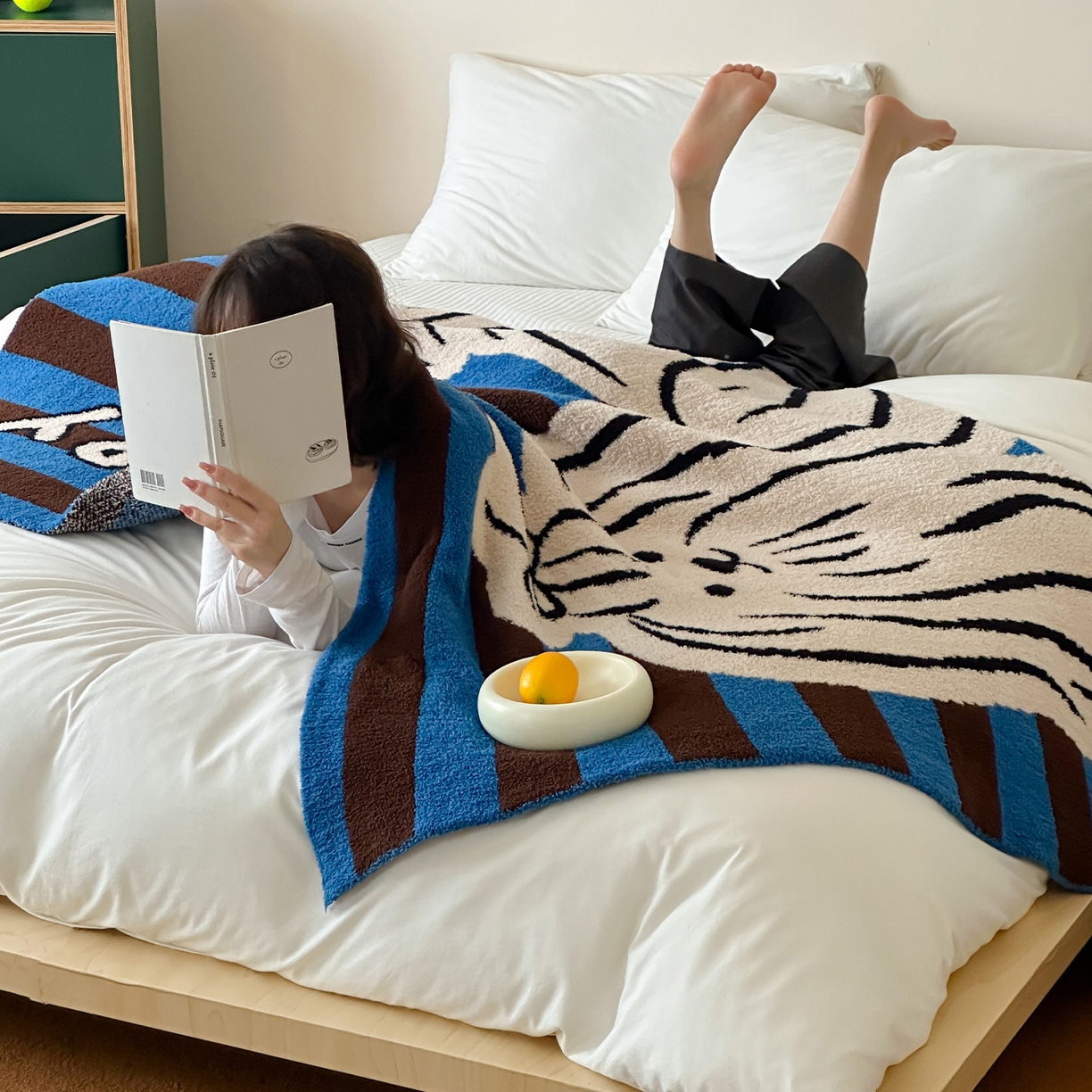 91家纺网 家纺一手货源 找家纺 RYB红黄兰 2025新款设计师原创多功能针织半边绒毛毯午休毯盖毯加厚毯子毛毯毯子 蓝条哈基米