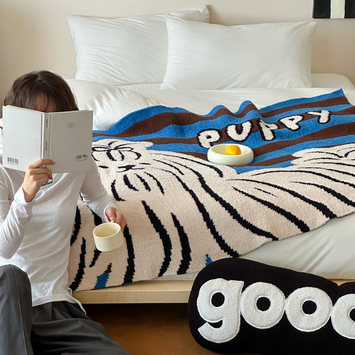 91家纺网 家纺一手货源 找家纺 RYB红黄兰 2025新款设计师原创多功能针织半边绒毛毯午休毯盖毯加厚毯子毛毯毯子 蓝条哈基米