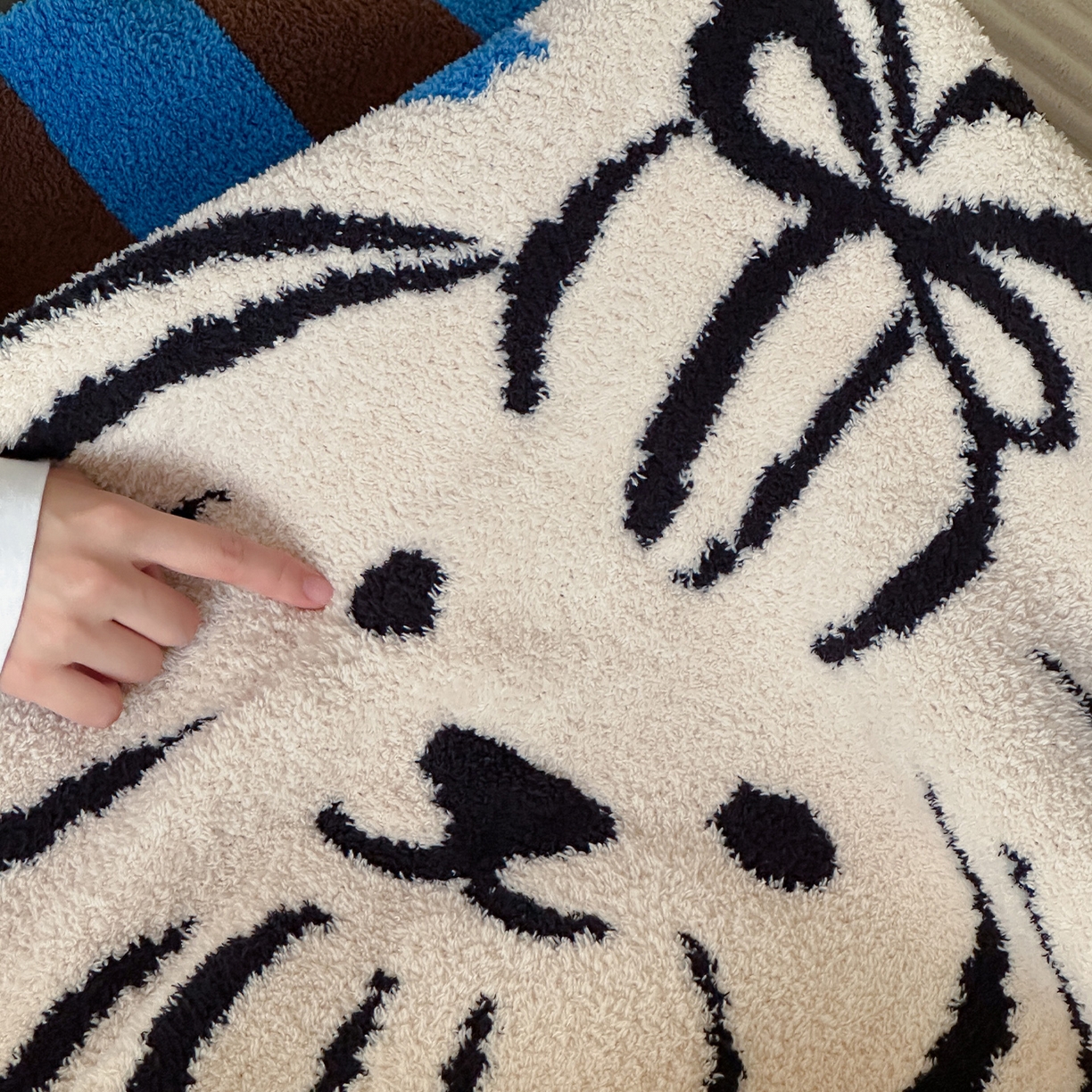 91家纺网 家纺一手货源 找家纺 RYB红黄兰 2025新款设计师原创多功能针织半边绒毛毯午休毯盖毯加厚毯子毛毯毯子 蓝条哈基米