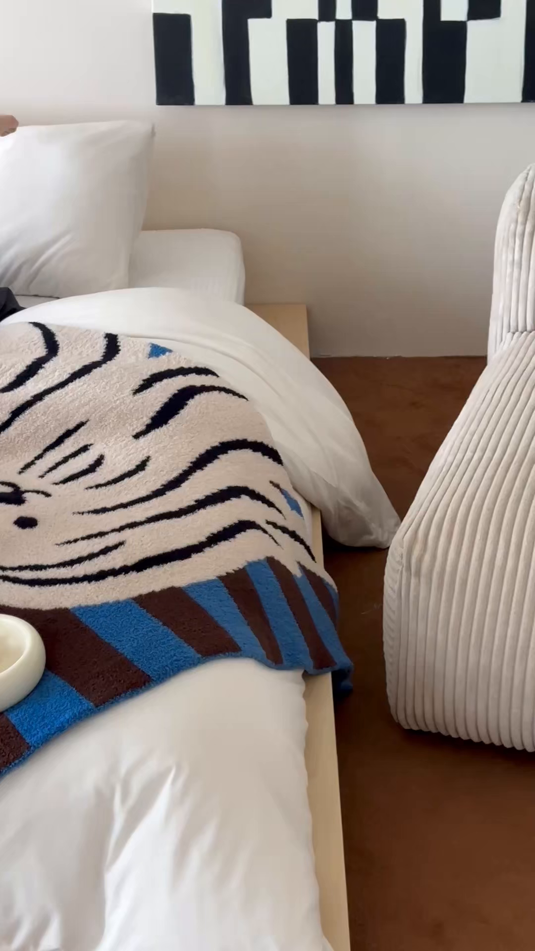 91家纺网 家纺一手货源 找家纺 RYB红黄兰 2025新款设计师原创多功能针织半边绒毛毯午休毯盖毯加厚毯子毛毯毯子 蓝条哈基米