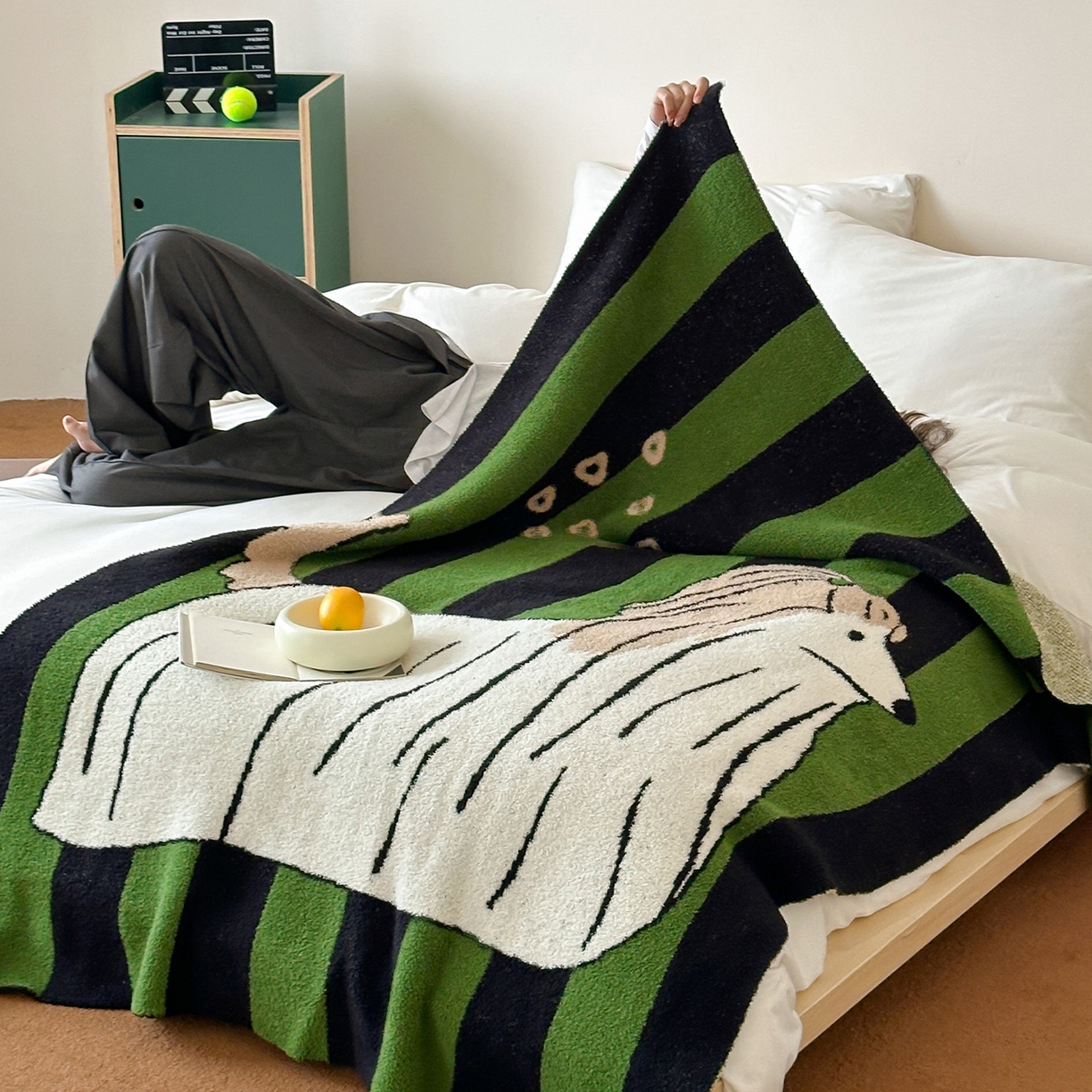 91家纺网 家纺一手货源 找家纺 RYB红黄兰 2025新款设计师原创多功能针织半边绒毛毯午休毯盖毯加厚毯子毛毯毯子 墨绿富贵狗