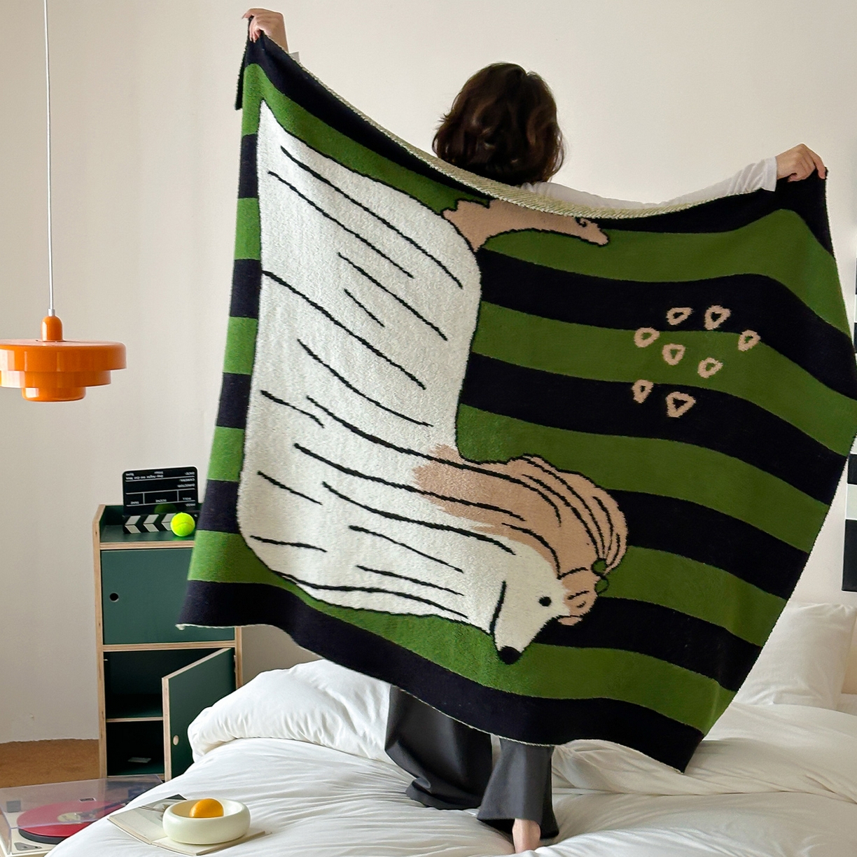 91家纺网 家纺一手货源 找家纺 RYB红黄兰 2025新款设计师原创多功能针织半边绒毛毯午休毯盖毯加厚毯子毛毯毯子 墨绿富贵狗