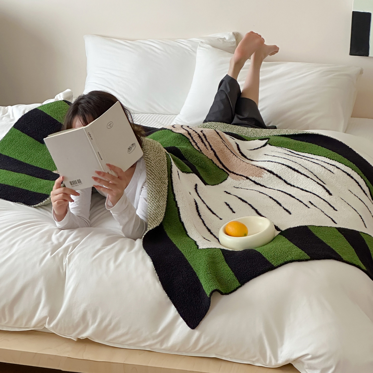 91家纺网 家纺一手货源 找家纺 RYB红黄兰 2025新款设计师原创多功能针织半边绒毛毯午休毯盖毯加厚毯子毛毯毯子 墨绿富贵狗