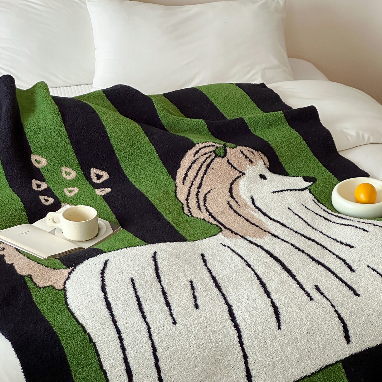 91家纺网 家纺一手货源 找家纺 RYB红黄兰 2025新款设计师原创多功能针织半边绒毛毯午休毯盖毯加厚毯子毛毯毯子 墨绿富贵狗