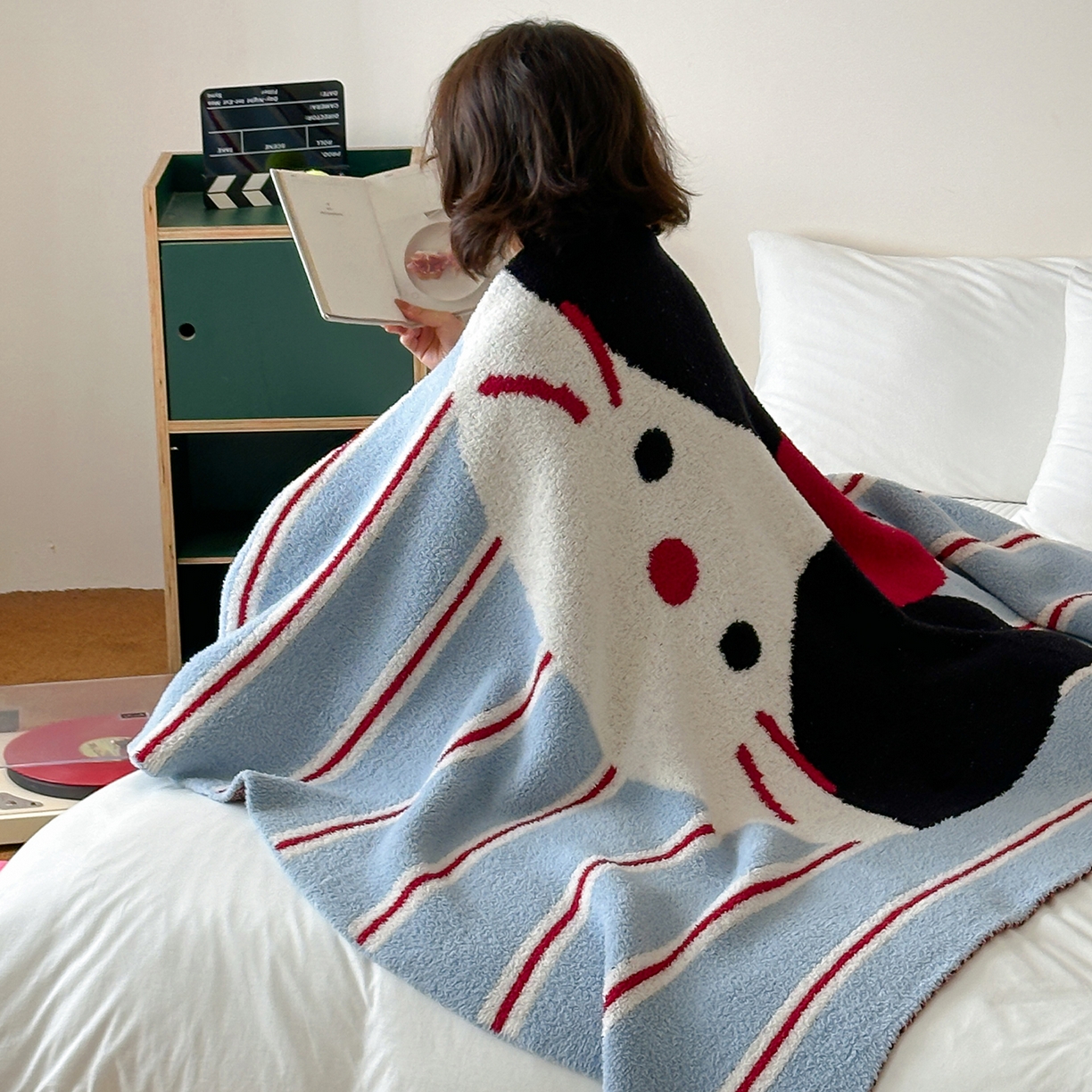 91家纺网 家纺一手货源 找家纺 RYB红黄兰 2025新款设计师原创多功能针织半边绒毛毯午休毯盖毯加厚毯子毛毯毯子 苹果小黑猫