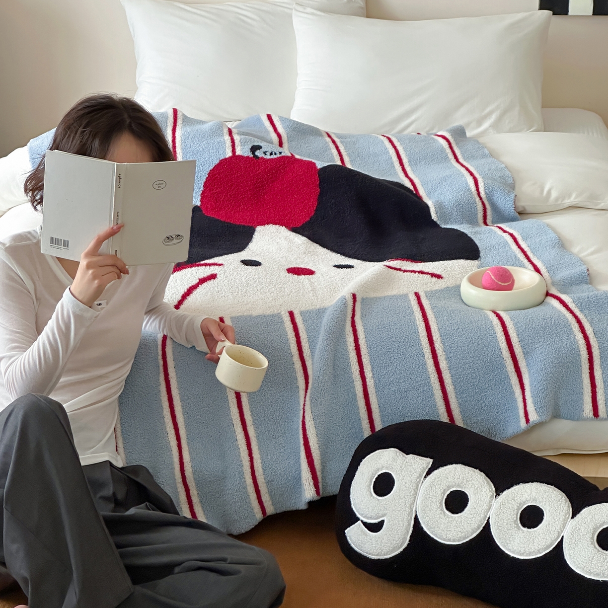 91家纺网 家纺一手货源 找家纺 RYB红黄兰 2025新款设计师原创多功能针织半边绒毛毯午休毯盖毯加厚毯子毛毯毯子 苹果小黑猫