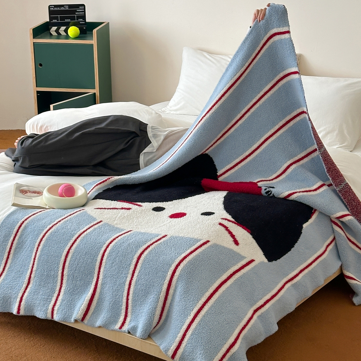 91家纺网 家纺一手货源 找家纺 RYB红黄兰 2025新款设计师原创多功能针织半边绒毛毯午休毯盖毯加厚毯子毛毯毯子 苹果小黑猫