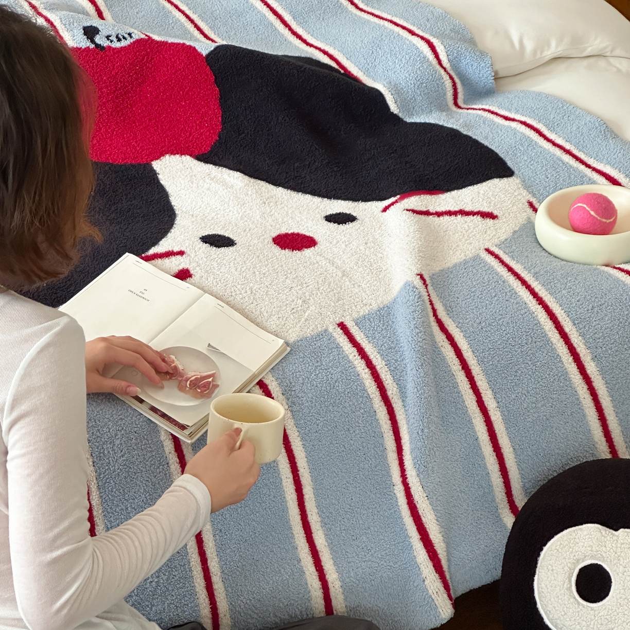 91家纺网 家纺一手货源 找家纺 RYB红黄兰 2025新款设计师原创多功能针织半边绒毛毯午休毯盖毯加厚毯子毛毯毯子 苹果小黑猫