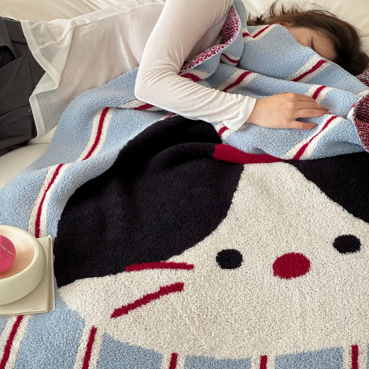 91家纺网 家纺一手货源 找家纺 RYB红黄兰 2025新款设计师原创多功能针织半边绒毛毯午休毯盖毯加厚毯子毛毯毯子 苹果小黑猫