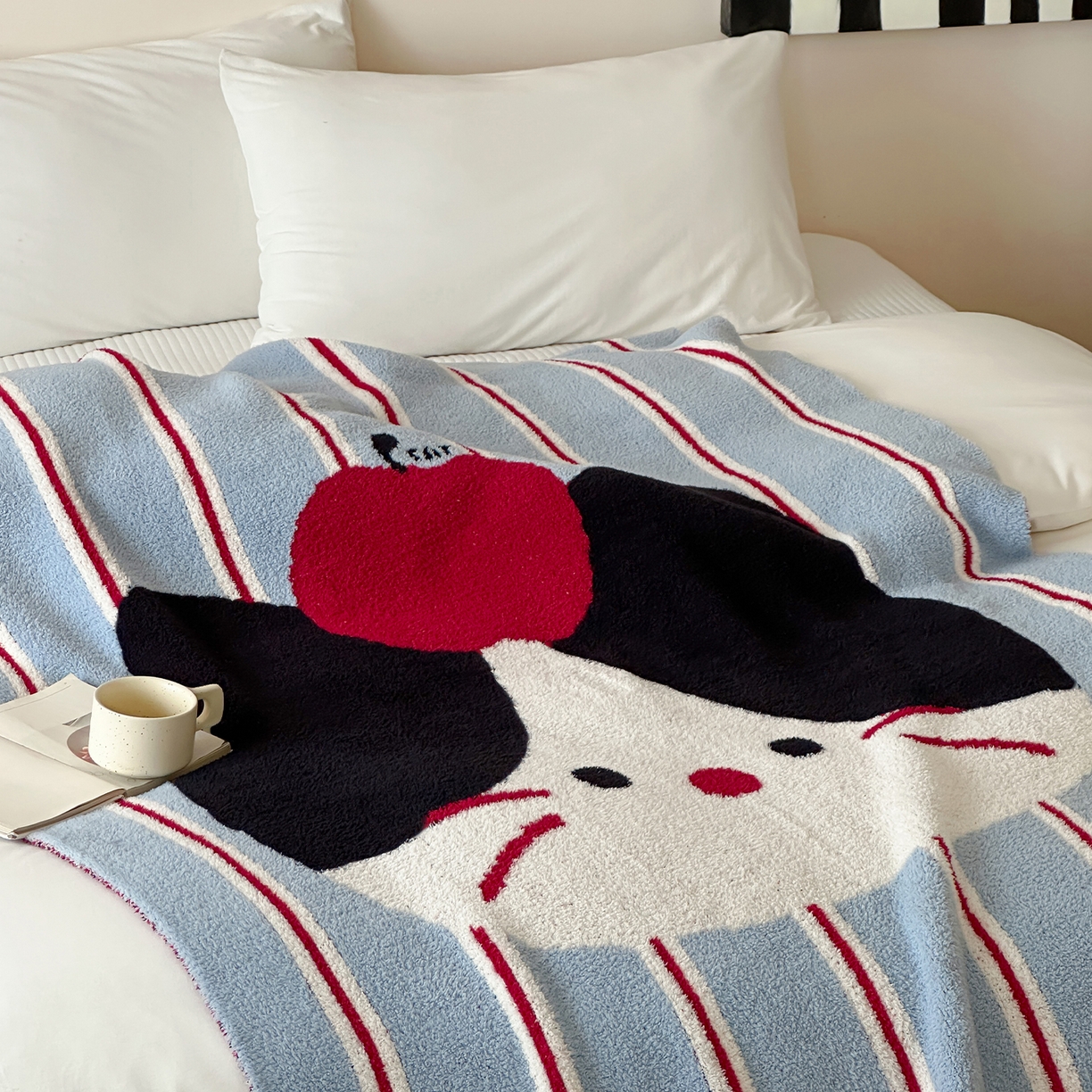 91家纺网 家纺一手货源 找家纺 RYB红黄兰 2025新款设计师原创多功能针织半边绒毛毯午休毯盖毯加厚毯子毛毯毯子 苹果小黑猫