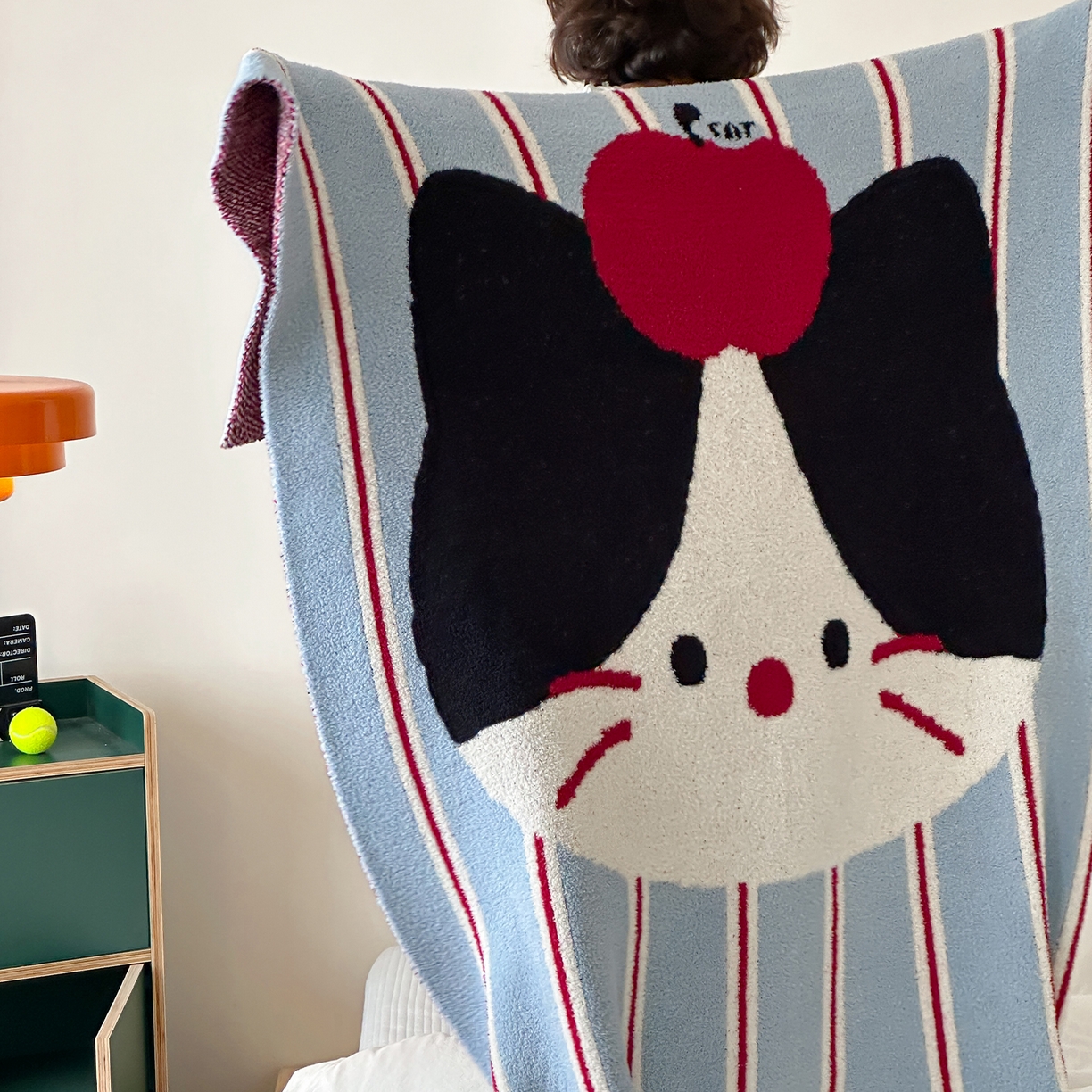 91家纺网 家纺一手货源 找家纺 RYB红黄兰 2025新款设计师原创多功能针织半边绒毛毯午休毯盖毯加厚毯子毛毯毯子 苹果小黑猫