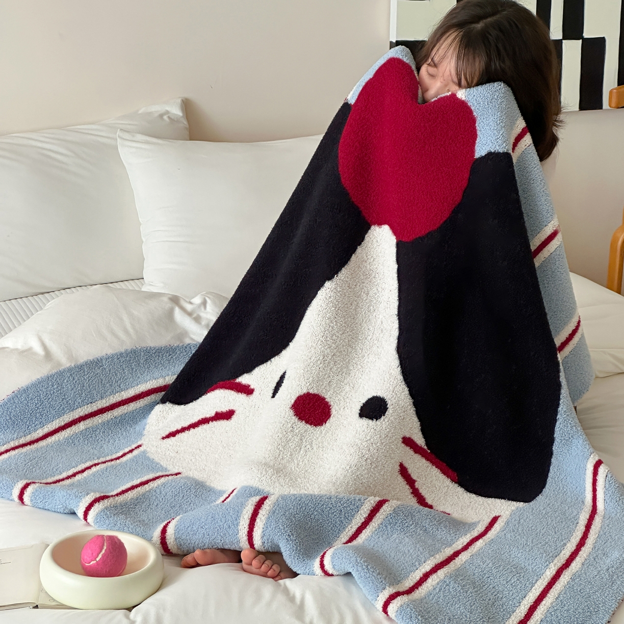 91家纺网 家纺一手货源 找家纺 RYB红黄兰 2025新款设计师原创多功能针织半边绒毛毯午休毯盖毯加厚毯子毛毯毯子 苹果小黑猫