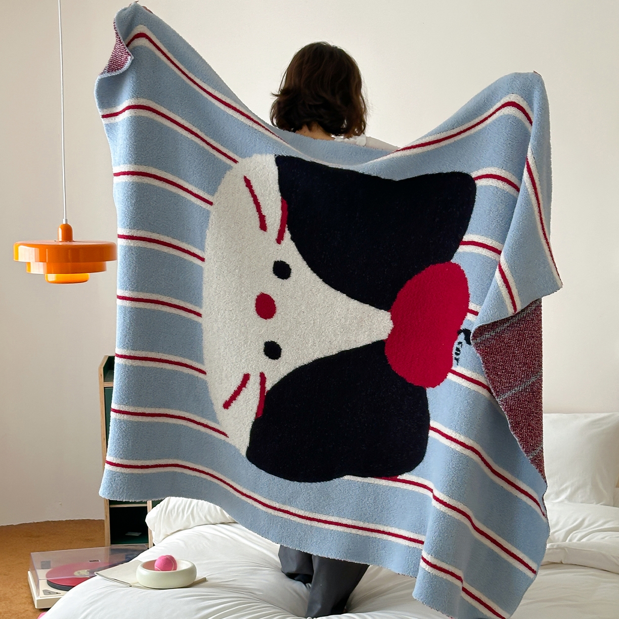 91家纺网 家纺一手货源 找家纺 RYB红黄兰 2025新款设计师原创多功能针织半边绒毛毯午休毯盖毯加厚毯子毛毯毯子 苹果小黑猫