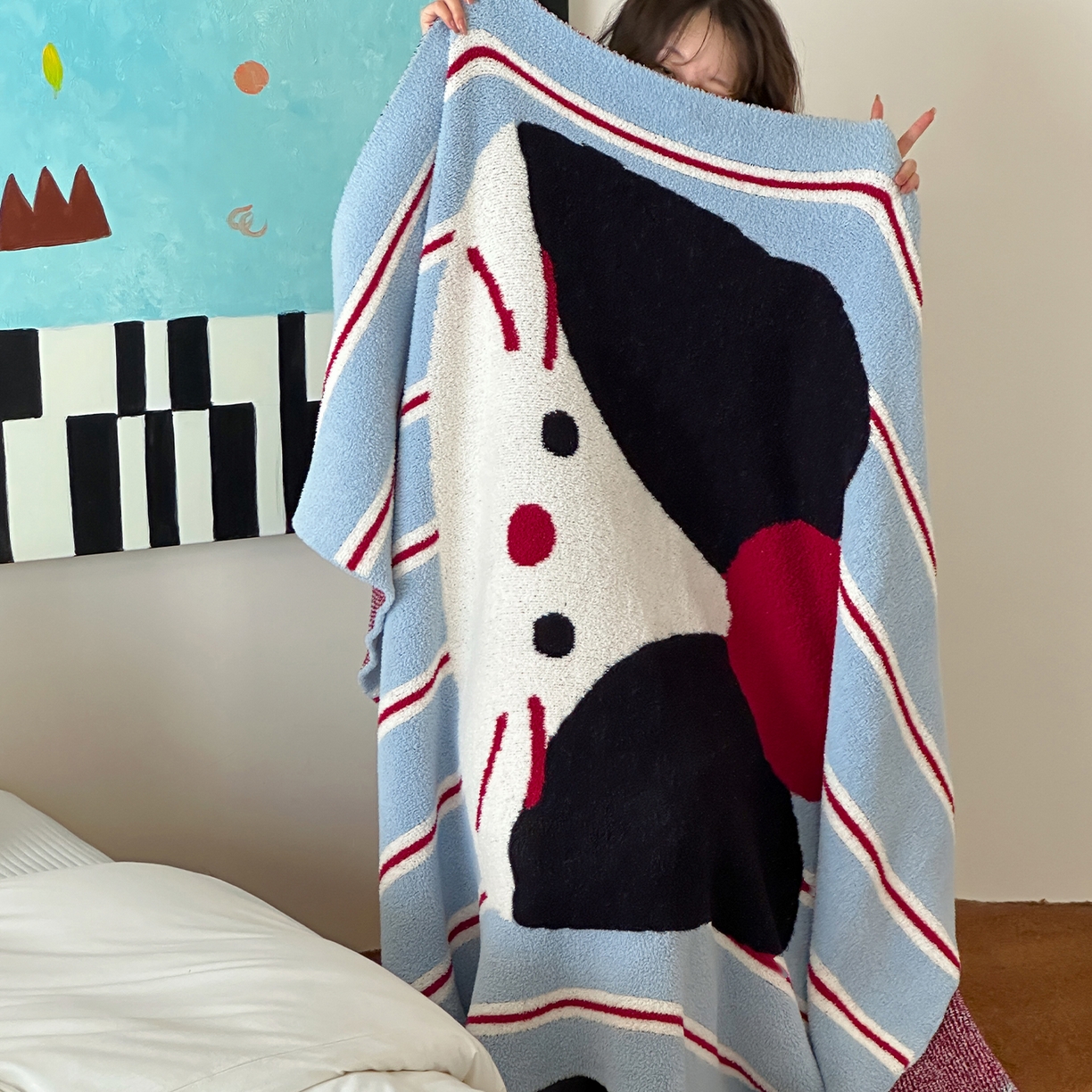 91家纺网 家纺一手货源 找家纺 RYB红黄兰 2025新款设计师原创多功能针织半边绒毛毯午休毯盖毯加厚毯子毛毯毯子 苹果小黑猫