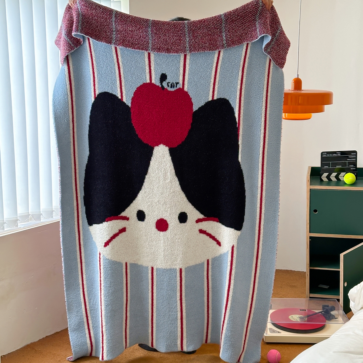 91家纺网 家纺一手货源 找家纺 RYB红黄兰 2025新款设计师原创多功能针织半边绒毛毯午休毯盖毯加厚毯子毛毯毯子 苹果小黑猫