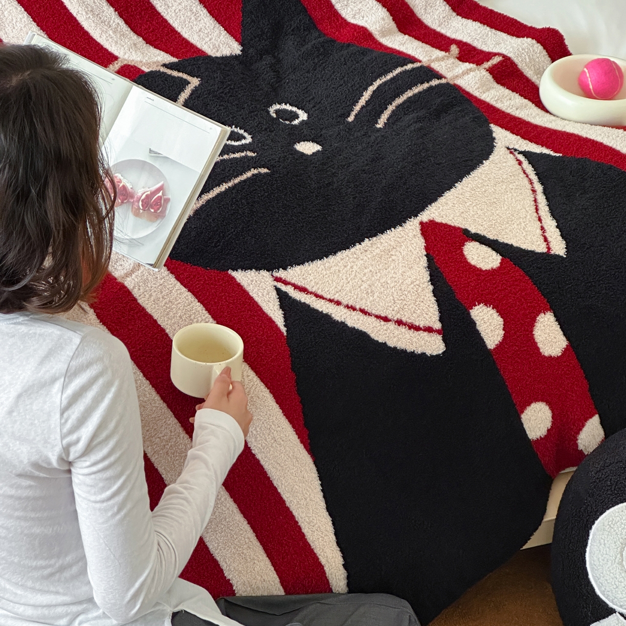 91家纺网 家纺一手货源 找家纺 RYB红黄兰 2025新款设计师原创多功能针织半边绒毛毯午休毯盖毯加厚毯子毛毯毯子 圣诞猫先生