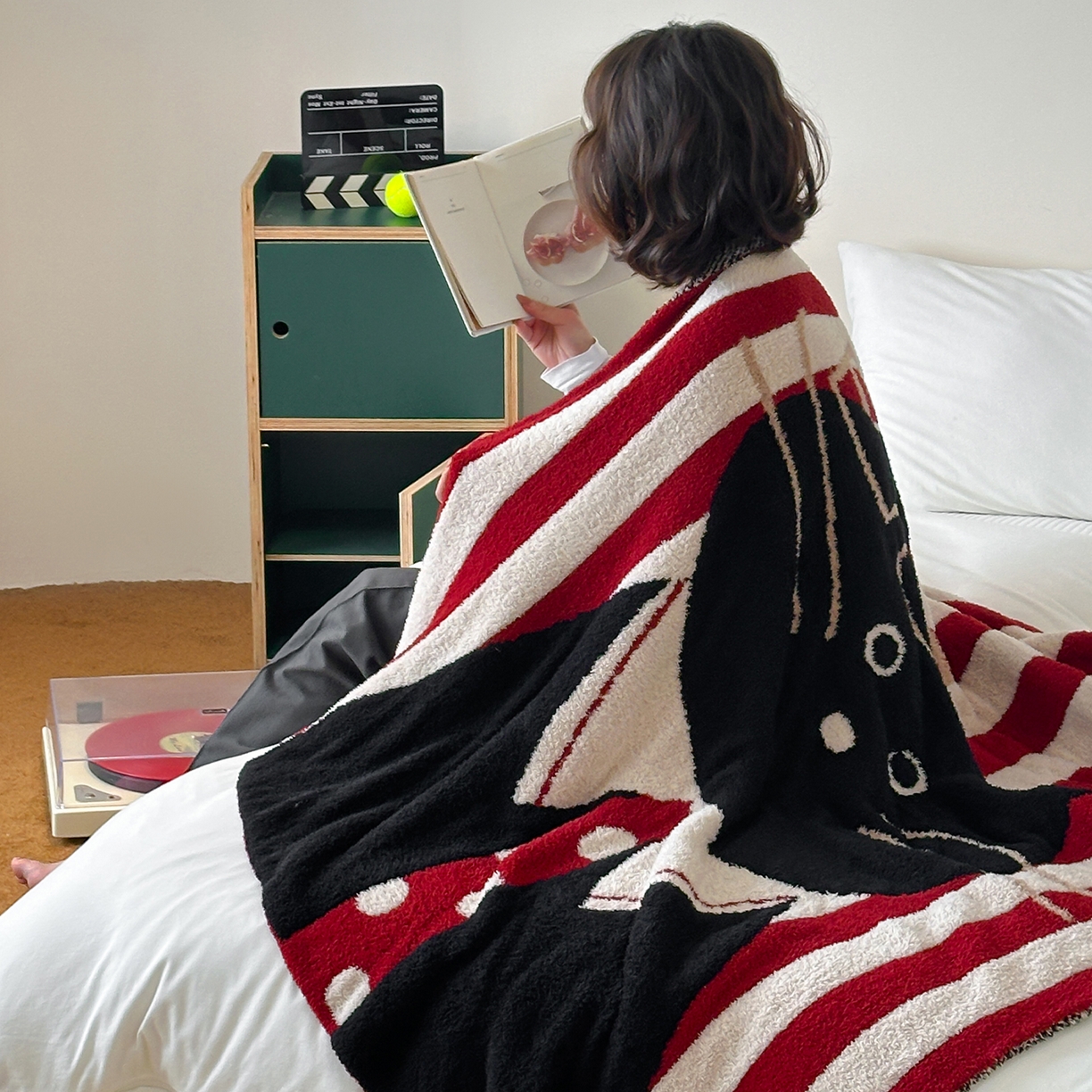 91家纺网 家纺一手货源 找家纺 RYB红黄兰 2025新款设计师原创多功能针织半边绒毛毯午休毯盖毯加厚毯子毛毯毯子 圣诞猫先生