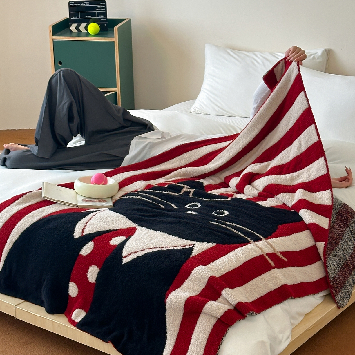 91家纺网 家纺一手货源 找家纺 RYB红黄兰 2025新款设计师原创多功能针织半边绒毛毯午休毯盖毯加厚毯子毛毯毯子 圣诞猫先生