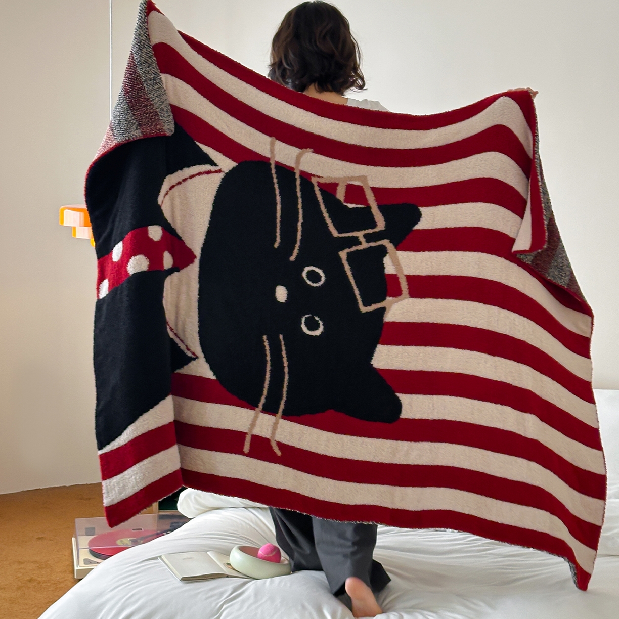 91家纺网 家纺一手货源 找家纺 RYB红黄兰 2025新款设计师原创多功能针织半边绒毛毯午休毯盖毯加厚毯子毛毯毯子 圣诞猫先生