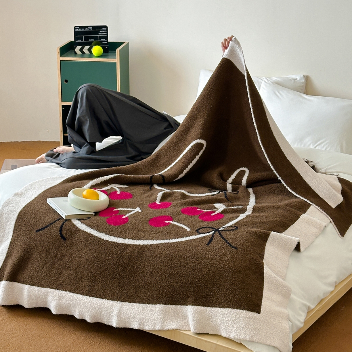 91家纺网 家纺一手货源 找家纺 RYB红黄兰 2025新款设计师原创多功能针织半边绒毛毯午休毯盖毯加厚毯子毛毯毯子 樱桃物语