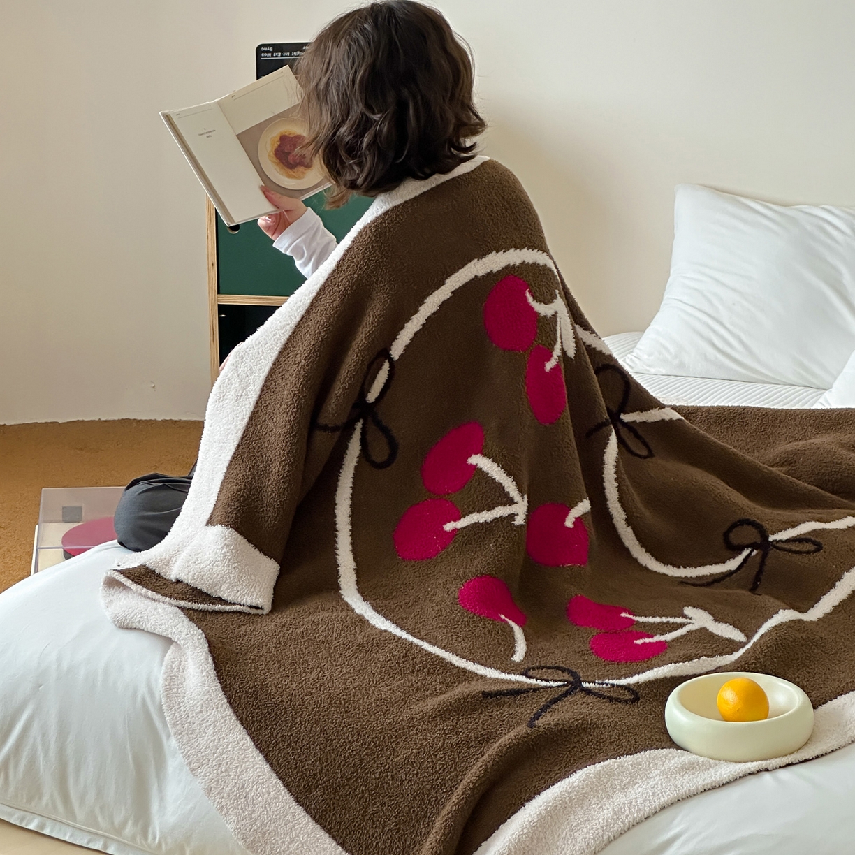 91家纺网 家纺一手货源 找家纺 RYB红黄兰 2025新款设计师原创多功能针织半边绒毛毯午休毯盖毯加厚毯子毛毯毯子 樱桃物语