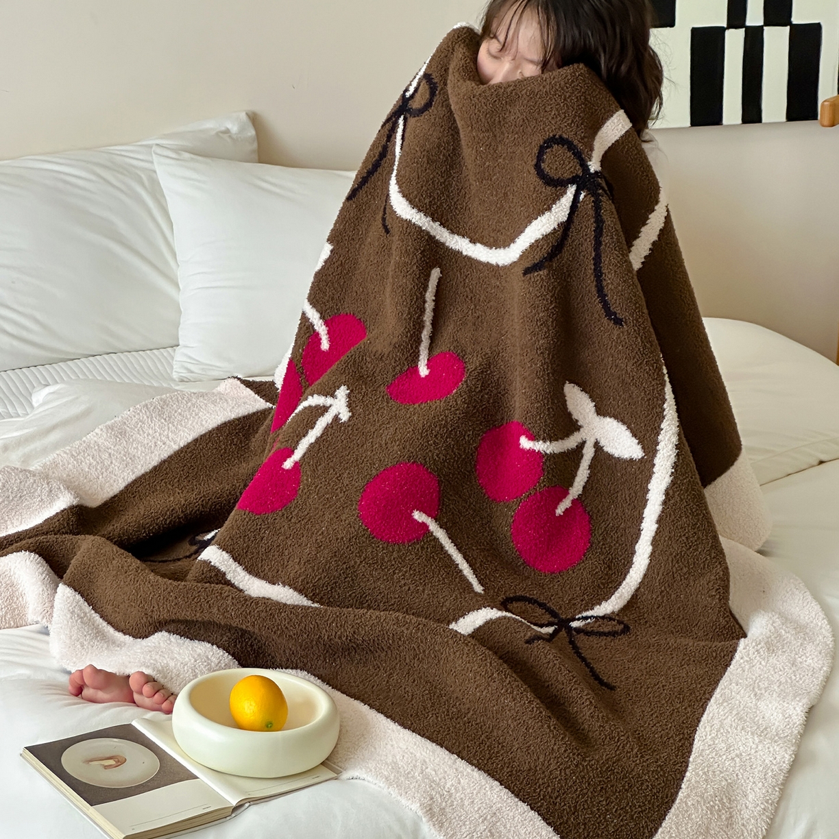 91家纺网 家纺一手货源 找家纺 RYB红黄兰 2025新款设计师原创多功能针织半边绒毛毯午休毯盖毯加厚毯子毛毯毯子 樱桃物语