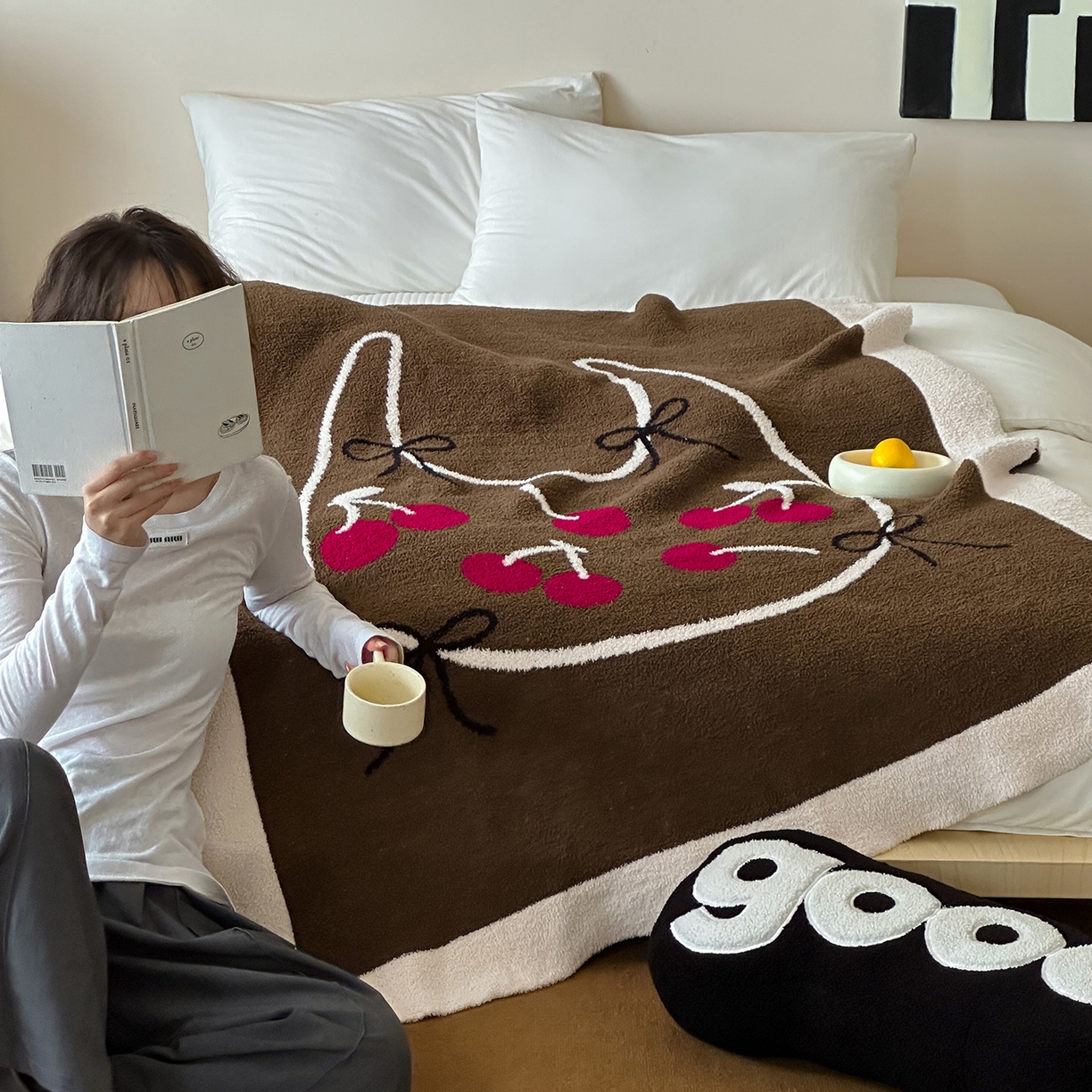 91家纺网 家纺一手货源 找家纺 RYB红黄兰 2025新款设计师原创多功能针织半边绒毛毯午休毯盖毯加厚毯子毛毯毯子 樱桃物语