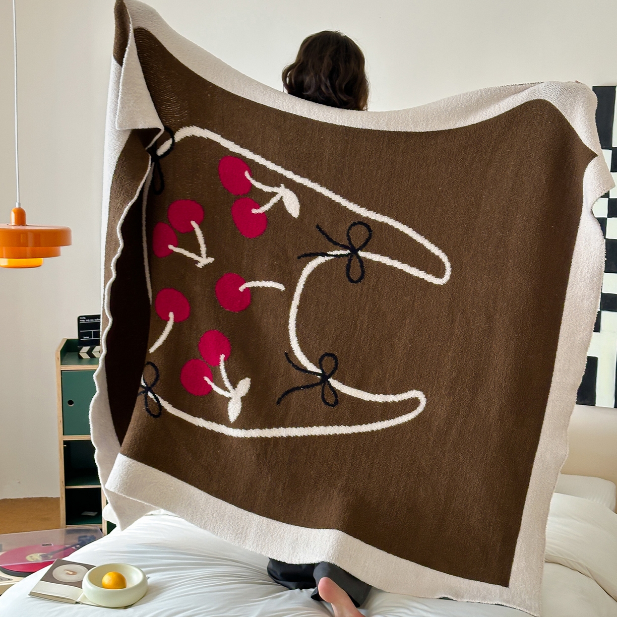 91家纺网 家纺一手货源 找家纺 RYB红黄兰 2025新款设计师原创多功能针织半边绒毛毯午休毯盖毯加厚毯子毛毯毯子 樱桃物语