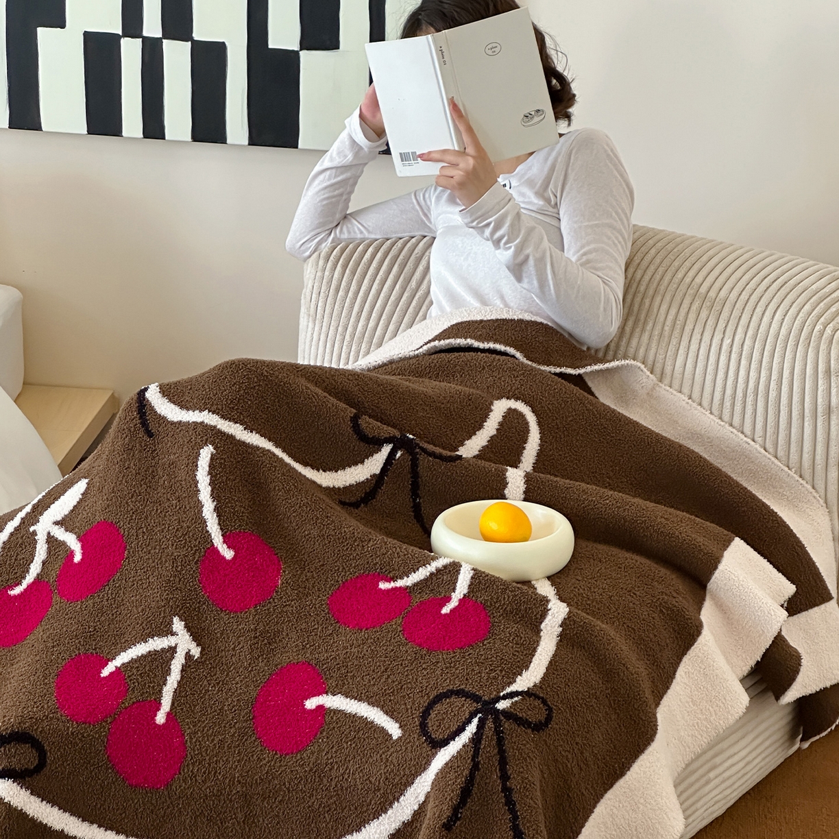 91家纺网 家纺一手货源 找家纺 RYB红黄兰 2025新款设计师原创多功能针织半边绒毛毯午休毯盖毯加厚毯子毛毯毯子 樱桃物语