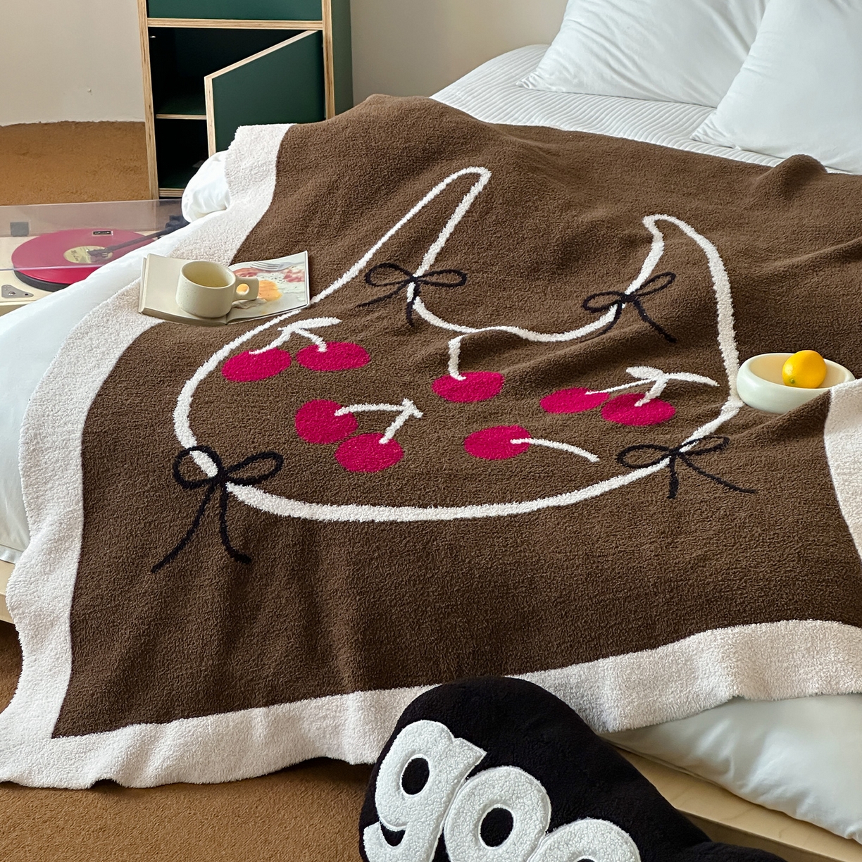 91家纺网 家纺一手货源 找家纺 RYB红黄兰 2025新款设计师原创多功能针织半边绒毛毯午休毯盖毯加厚毯子毛毯毯子 樱桃物语