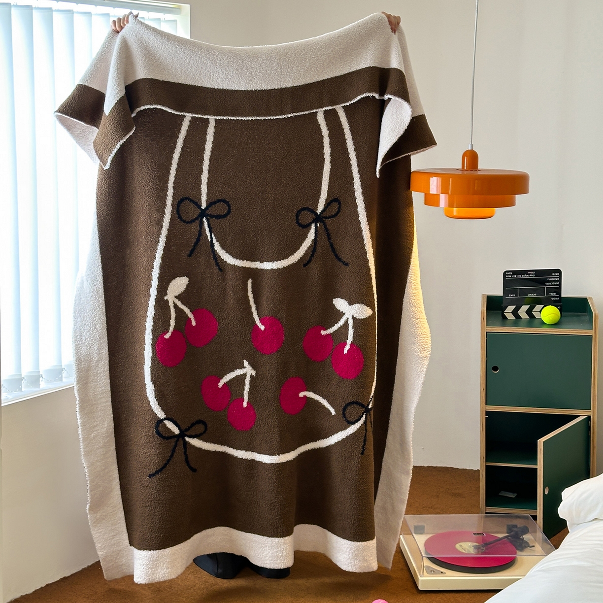 91家纺网 家纺一手货源 找家纺 RYB红黄兰 2025新款设计师原创多功能针织半边绒毛毯午休毯盖毯加厚毯子毛毯毯子 樱桃物语