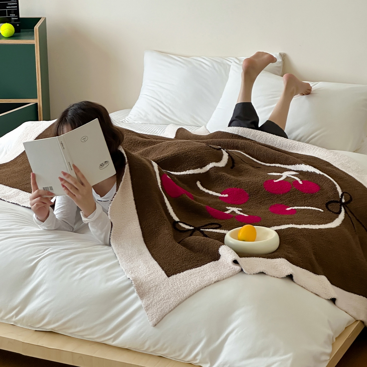 91家纺网 家纺一手货源 找家纺 RYB红黄兰 2025新款设计师原创多功能针织半边绒毛毯午休毯盖毯加厚毯子毛毯毯子 樱桃物语