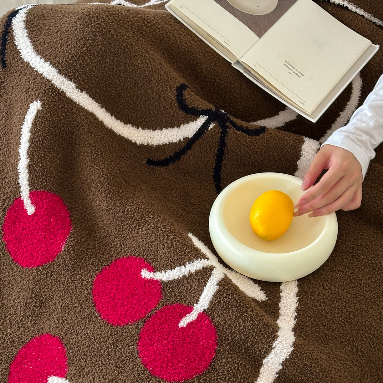 91家纺网 家纺一手货源 找家纺 RYB红黄兰 2025新款设计师原创多功能针织半边绒毛毯午休毯盖毯加厚毯子毛毯毯子 樱桃物语