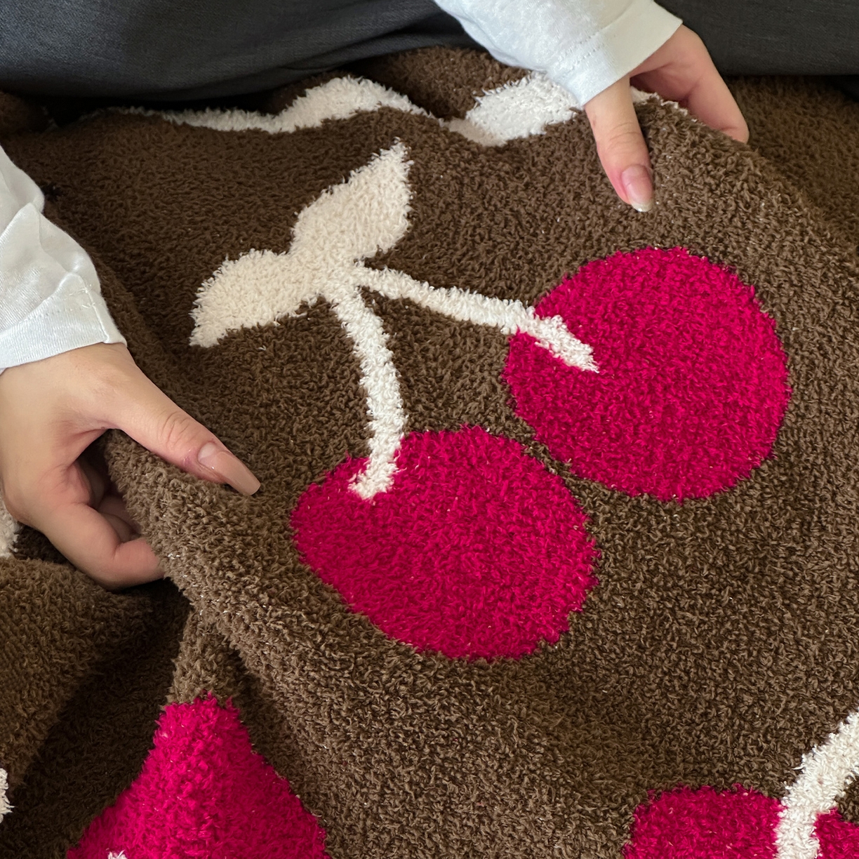 91家纺网 家纺一手货源 找家纺 RYB红黄兰 2025新款设计师原创多功能针织半边绒毛毯午休毯盖毯加厚毯子毛毯毯子 樱桃物语