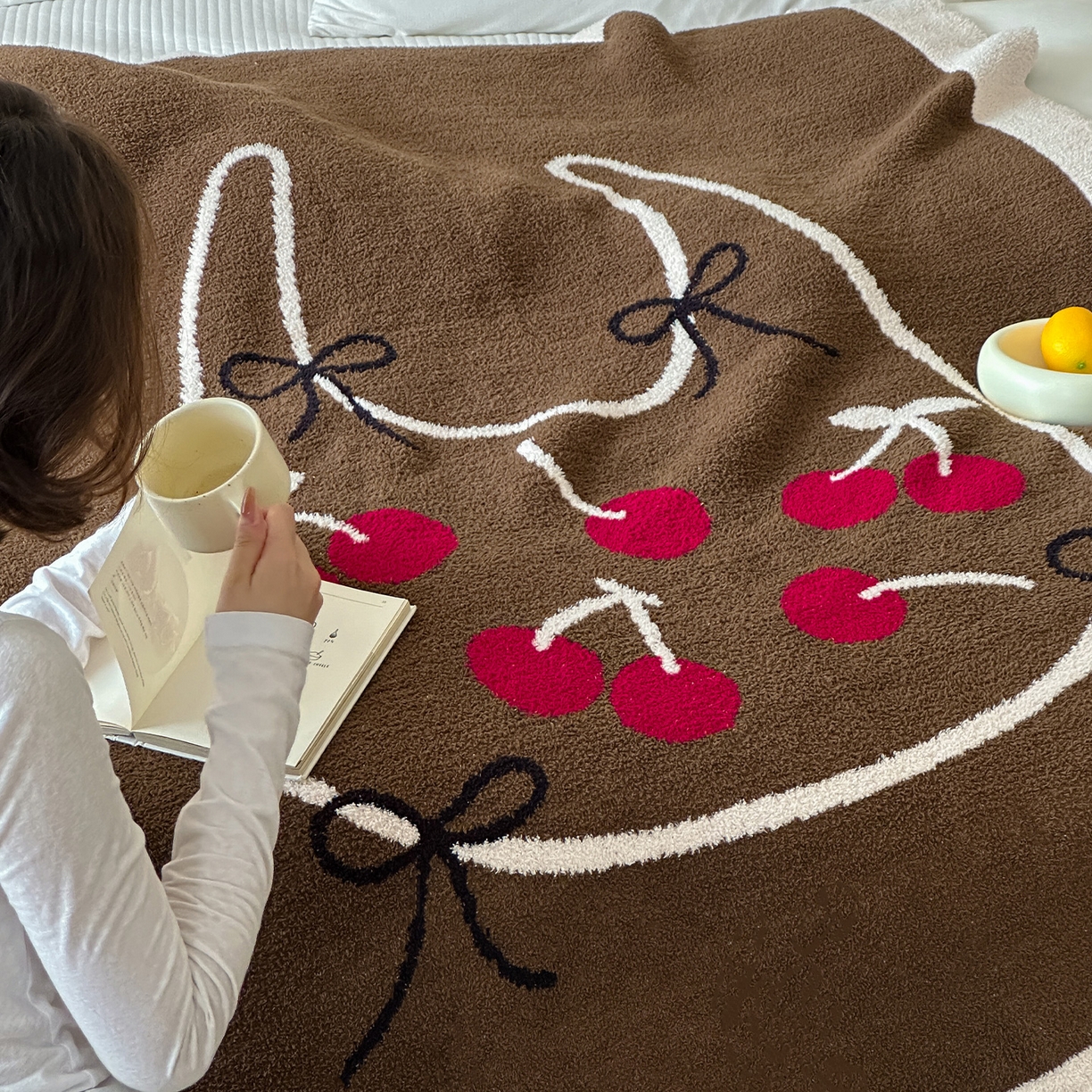 91家纺网 家纺一手货源 找家纺 RYB红黄兰 2025新款设计师原创多功能针织半边绒毛毯午休毯盖毯加厚毯子毛毯毯子 樱桃物语