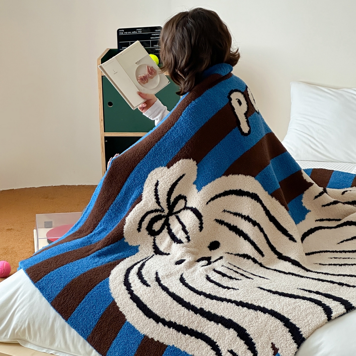 91家纺网 家纺一手货源 找家纺 （总）RYB红黄兰 2025新款设计师原创多功能针织半边绒毛毯午休毯盖毯加厚毯子毛毯毯子