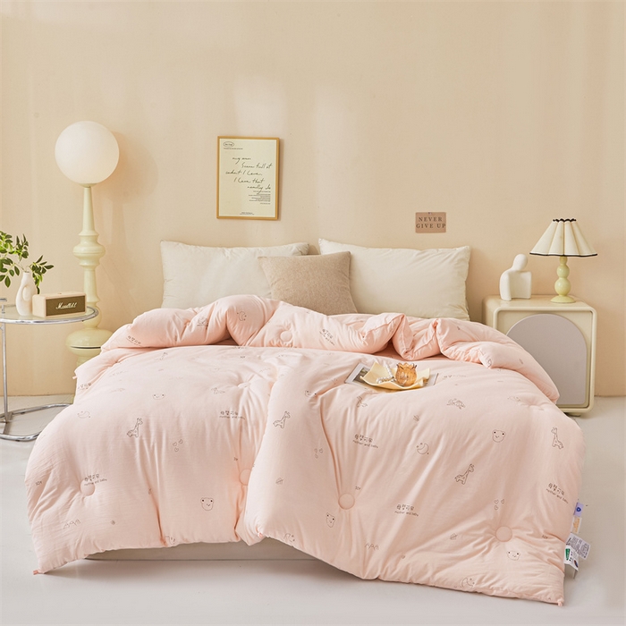 91家纺网 家纺一手货源 找家纺 易博家纺 2025新款水洗棉印花被 童梦小熊-粉