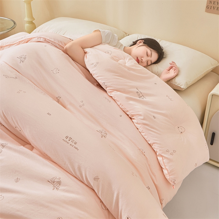 91家纺网 家纺一手货源 找家纺 易博家纺 2025新款水洗棉印花被 童梦小熊-粉