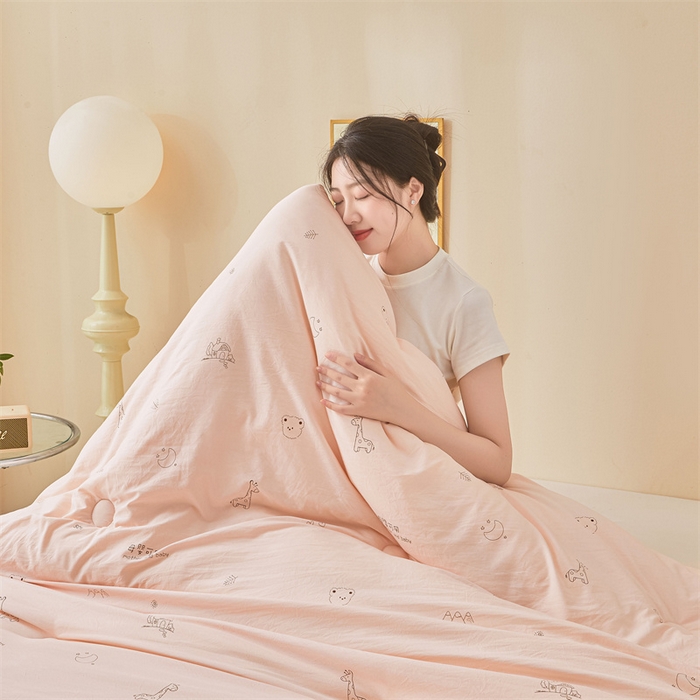 91家纺网 家纺一手货源 找家纺 易博家纺 2025新款水洗棉印花被 童梦小熊-粉