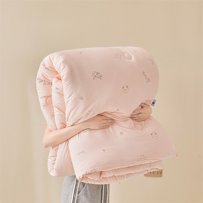 91家纺网 家纺一手货源 找家纺 易博家纺 2025新款水洗棉印花被 童梦小熊-粉