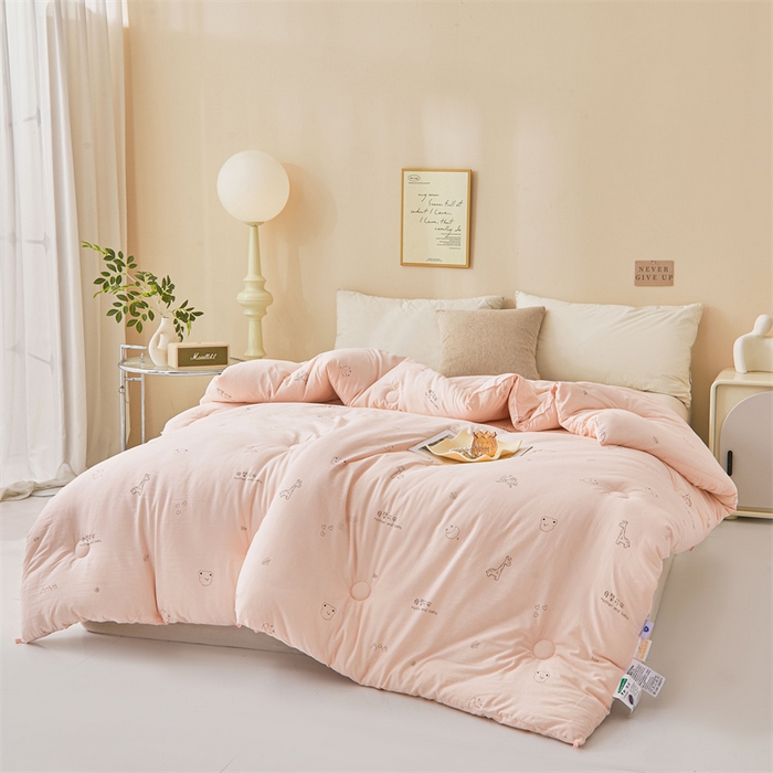 91家纺网 家纺一手货源 找家纺 易博家纺 2025新款水洗棉印花被 童梦小熊-粉