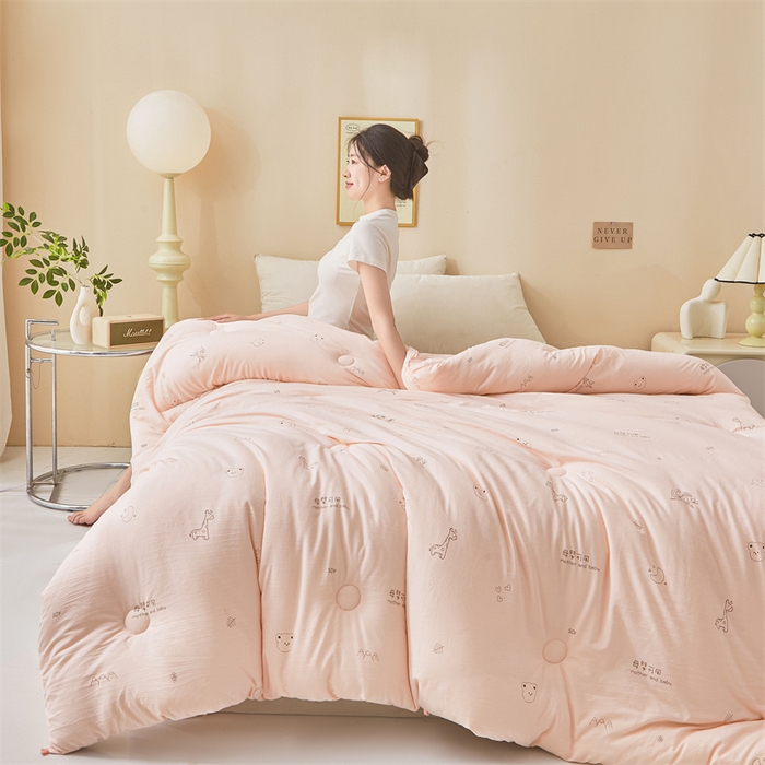 91家纺网 家纺一手货源 找家纺 易博家纺 2025新款水洗棉印花被 童梦小熊-粉